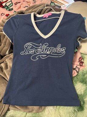 Edikted Los Angeles Navy Graphic V‑Neck Tee
